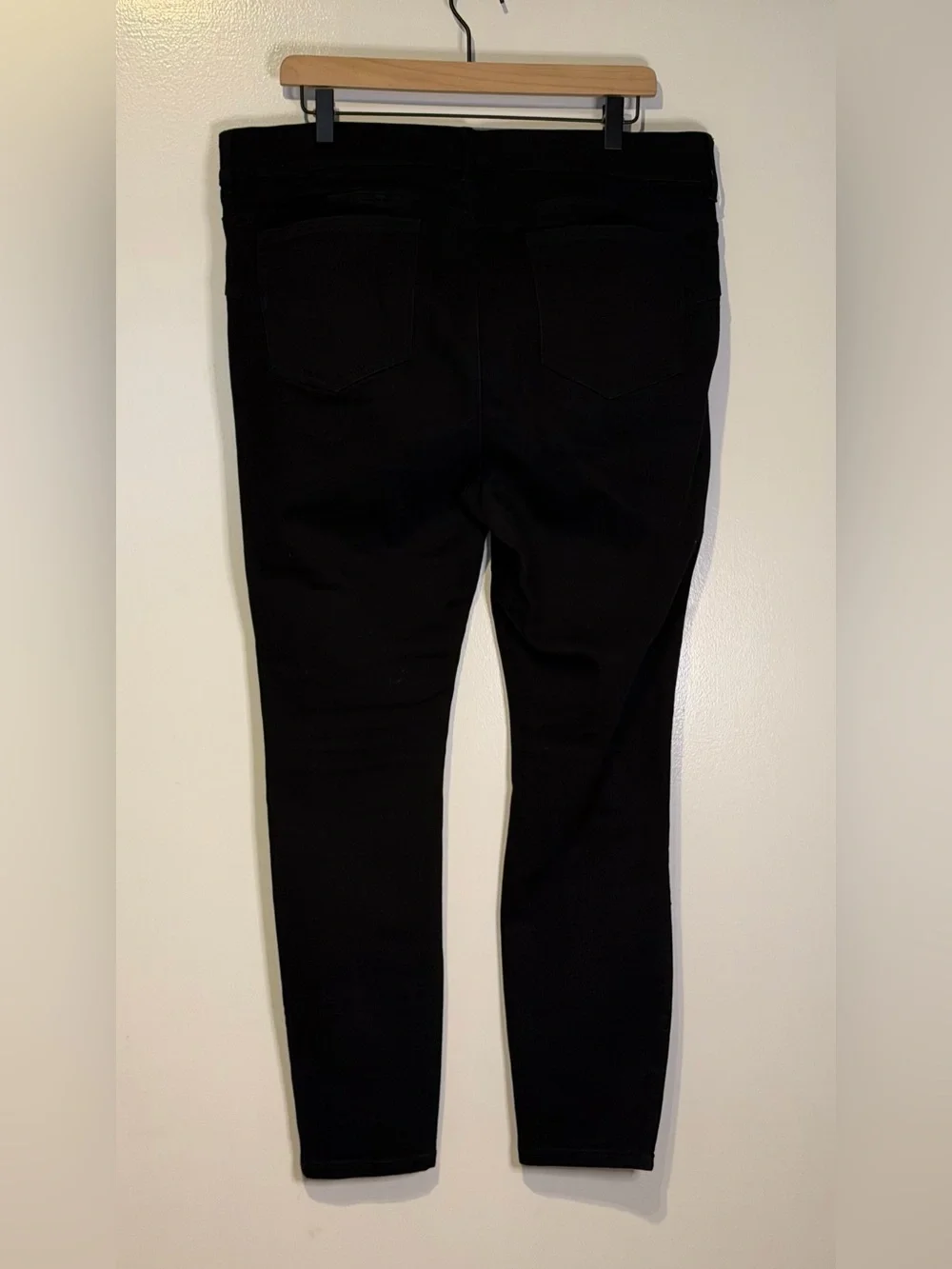 EUC Torrid Bombshell Skinny Premium Stretch High-Rise Destructed Jean - 18S